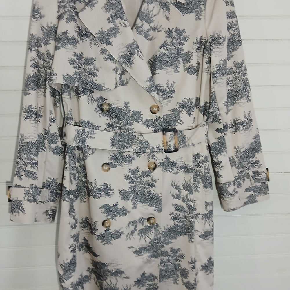 Classic Double-Breasted Trench Coat in Cream and Black Toile Print - Picture 3 of 12